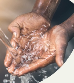 De l'eau coule dans deux mains jointes