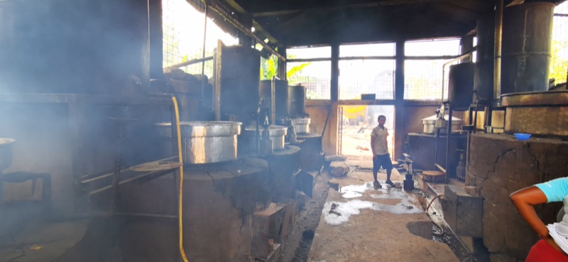 Distillerie de Bevoay à Nosy-Be avant la chaudière : alambics chauffés à feu nu, dans la fumée