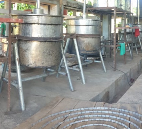Gros plan sur un alambic en inox de la distillerie de Bevoay, à Nosy-Be