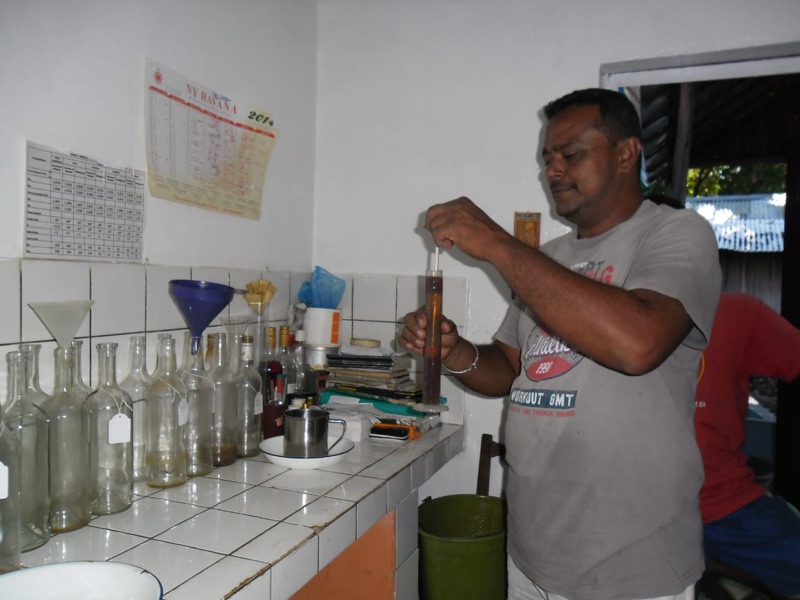 Younous Fidaly mesure la densité des fractions d'huile essentielle au laboratoire