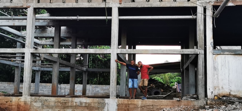 Younous et Kassim Fidaly devant la distillerie de Bevoay en construction, à Nosy-Be